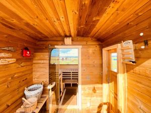 乌曼茨Regenbogen Suhrendorf的一间小屋，里面有一张桌子和一扇窗户