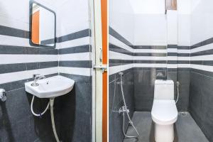 łazienka z toaletą i umywalką w obiekcie FabExpress Sai Palace w mieście Raipur