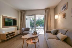 Televízia a/alebo spoločenská miestnosť v ubytovaní Villa Rêve de Plage proche St-Tropez