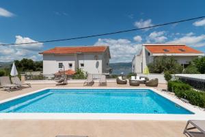 Bazén v ubytovaní Apartments Brico - Heated Pool alebo v jeho blízkosti