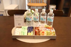 taca z butelkami wody na stole w obiekcie くつろぎのお宿 やわや toyama w mieście Sakurabashidōri