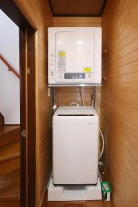 Sakurabashidōri的住宿－くつろぎのお宿 やわや toyama，小房间里的洗衣机和烘干机
