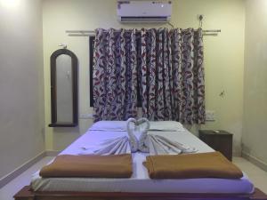 un letto in una camera con tenda di Konkan Villa Dream a Malwan