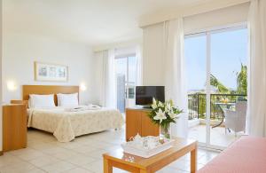 Postel nebo postele na pokoji v ubytování Renaissance Hanioti Resort