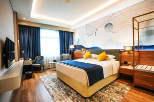 pokój hotelowy z łóżkiem i salonem w obiekcie Mövenpick Grand Al Bustan w Dubaju