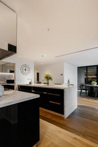 een keuken met een groot eiland in het midden van een kamer bij Luxury Melbourne with Albert Park Views in Melbourne