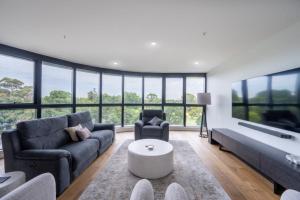 sala de estar con sofá y mesa en Luxury Melbourne with Albert Park Views en Melbourne