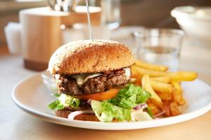 een bord met een hamburger en frietjes op een tafel bij Tännäskröket in Tännäs