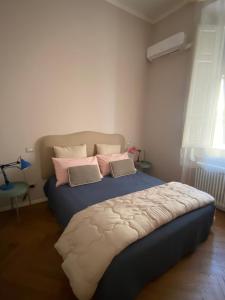 una camera da letto con un letto con cuscini sopra di Acquaviva Apartments a Livorno