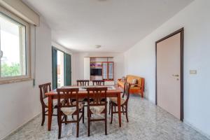 a dining room with a table and chairs at Zoilen in San Pietro in Bevagna