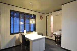 Address Nagasaka في نوزاوا أونسن: غرفة مع طاولة وكراسي ونافذة