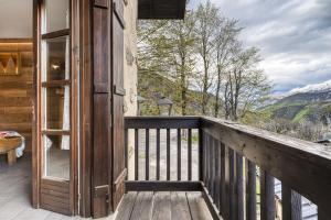 Elle comprend un balcon en bois offrant une vue sur les montagnes. dans l'établissement L'Arbergh Palanfrè, à Vernante