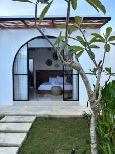 une chambre dans une villa avec un arbre dans l'établissement Villa Erita, stylish and beautiful villa in Nyang Nyang, à Uluwatu