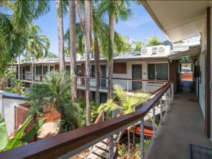 een balkon met uitzicht op een hotel met palmbomen bij 29b Casa DeGregory, In the heart of Parap in Parap