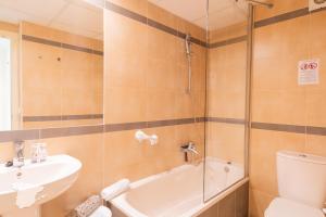 y baño con lavabo, aseo y ducha. en CostaBlancaDreams Esmeralda Suites in Calpe, en Casas de Torrat