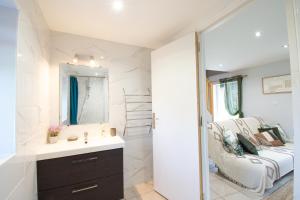 Telgruc-sur-MerにあるL'Evasion Bretonne I 4 lits & Grande terrasseのバスルーム(シンク、鏡、椅子付) +14枚の写真