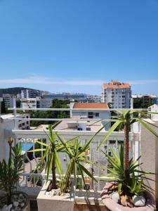 balkon z palmami i widokiem na miasto w obiekcie City apartment with the sea view w Barze