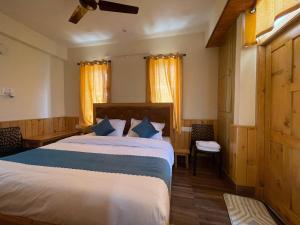 Ένα ή περισσότερα κρεβάτια σε δωμάτιο στο Hotel Diwan Sachpass Himalayan Brothers +31 φωτογραφίες