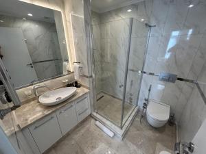y baño con ducha, lavabo y aseo. en Mayar Residence Hotel en Estambul