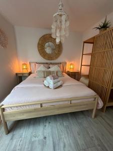 un dormitorio con una cama con dos animales de peluche en TOP appartement met garage "Au Franelle", en Ostende