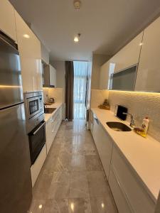 cocina con fregadero y microondas en Mayar Residence Hotel en Estambul