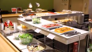 una línea de buffet con muchos tipos diferentes de comida en Dormy Inn Premium Nagoya Sakae, en Nagoya