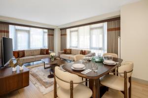 sala de estar con mesa y sillas en Mayar Residence Hotel en Estambul