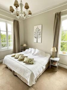Ένα ή περισσότερα κρεβάτια σε δωμάτιο στο Château de Noyelles – Baie de Somme