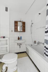 a bathroom with a toilet and a tub and a sink at Sali Homes SM13 -1-Room Apartment by Röhrensee in Bayreuth