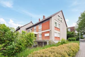 an apartment building on the side of a street at Sali Homes SM13 -1-Room Apartment by Röhrensee in Bayreuth