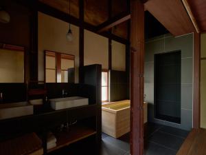 un bagno con lavandino, vasca e doccia di 京の宿　石原 a Kyoto Altre 37 foto