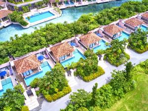 uma vista aérea das villas do resort em Shigira Bayside Suite Allamanda em Ilhas Miyako