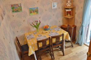a dining room with a table with a vase of fruit at Dawn in Hemsby