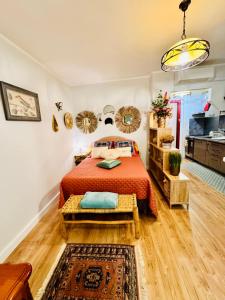 una camera da letto con un letto arancione di Casa Marana a Borgo