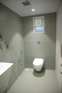 La salle de bains est pourvue de toilettes et d'un lavabo. dans l'établissement Tattvamasi Retreat, à Mumbai