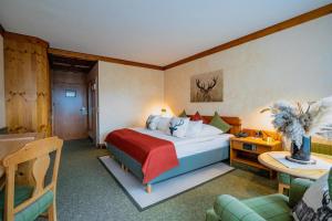 um quarto de hotel com uma cama e uma mesa em revita - naturresort & spa em Bad Lauterberg