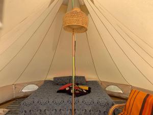 Zimmer mit einem Bett in einem Zelt in der Unterkunft Pädaste Aerga Sunset Glamping in Pädaste