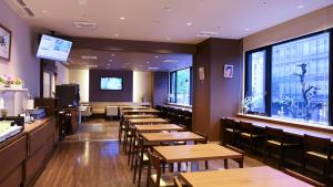 多美迎PREMIUM名古屋荣酒店的电视和/或娱乐中心