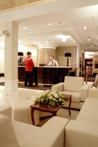 a couple of people standing in a living room at Hotel Mazurkas in Ożarów Mazowiecki