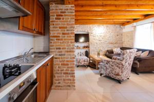 Kuchyň nebo kuchyňský kout v ubytování Traditional villa Juta for 8 people
