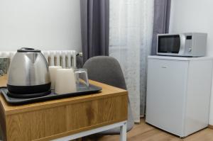 een koffiezetapparaat op een tafel naast een magnetron bij Blue Room in Milaan