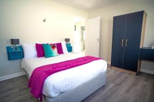 En eller flere senge i et værelse på Keel Holiday Cottages Keel Achill Island