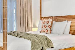 1 dormitorio con 1 cama con sábanas y almohadas blancas en Stirling Castle en Stirling