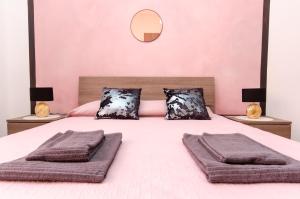 Postel nebo postele na pokoji v ubytování Pink Room