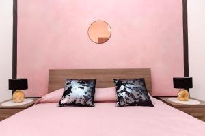 Postel nebo postele na pokoji v ubytování Pink Room