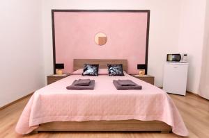 Postel nebo postele na pokoji v ubytování Pink Room
