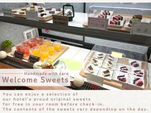 une publicité pour une boulangerie avec des desserts en exposition dans l'établissement HOTEL Villamure ogori, à Tosu