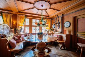 バート・ラウターベルクにあるrevita - naturresort & spaの木製の天井、テーブルが備わる広い客室です。