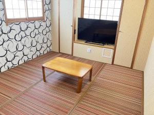 TV a/nebo společenská místnost v ubytování HOTEL LiVEMAX BUDGET Shinosaka