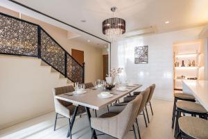 a dining room with a table and chairs at JAPAVISTA Xenith Premium in Osaka